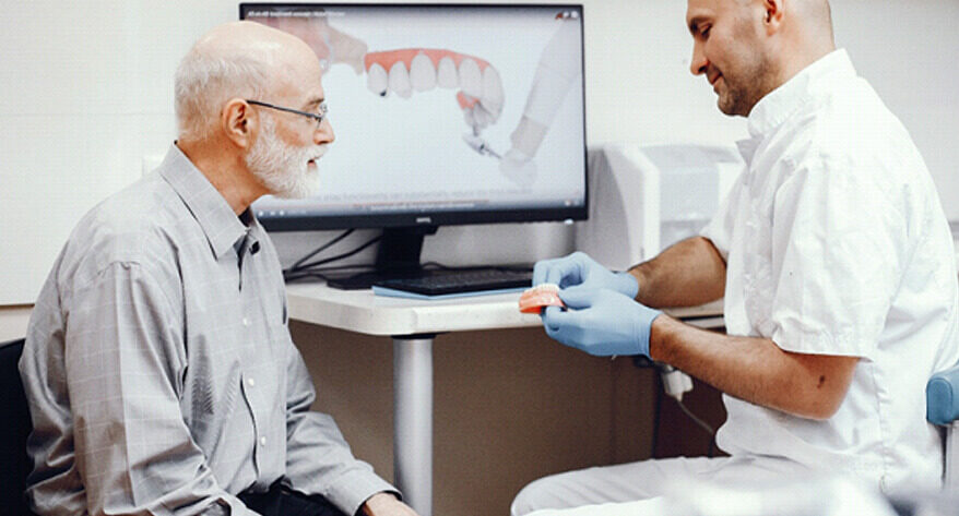 El proceso de colocaci&oacute;n de pr&oacute;tesis dentales sobre implantes